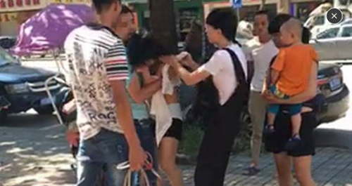 浙江小三被原配暴打！几乎全裸