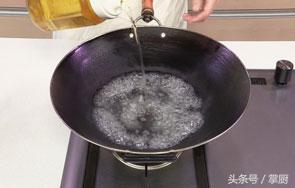 凉拌海蜇丝适合三伏天，这次我们用老醋