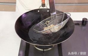 凉拌海蜇丝适合三伏天，这次我们用老醋