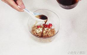 凉拌海蜇丝适合三伏天，这次我们用老醋