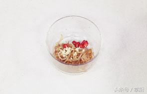 凉拌海蜇丝适合三伏天，这次我们用老醋