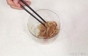 凉拌海蜇丝适合三伏天，这次我们用老醋