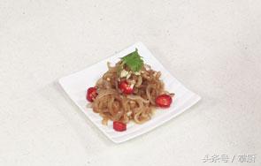 凉拌海蜇丝适合三伏天，这次我们用老醋