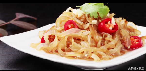 凉拌海蜇丝适合三伏天，这次我们用老醋