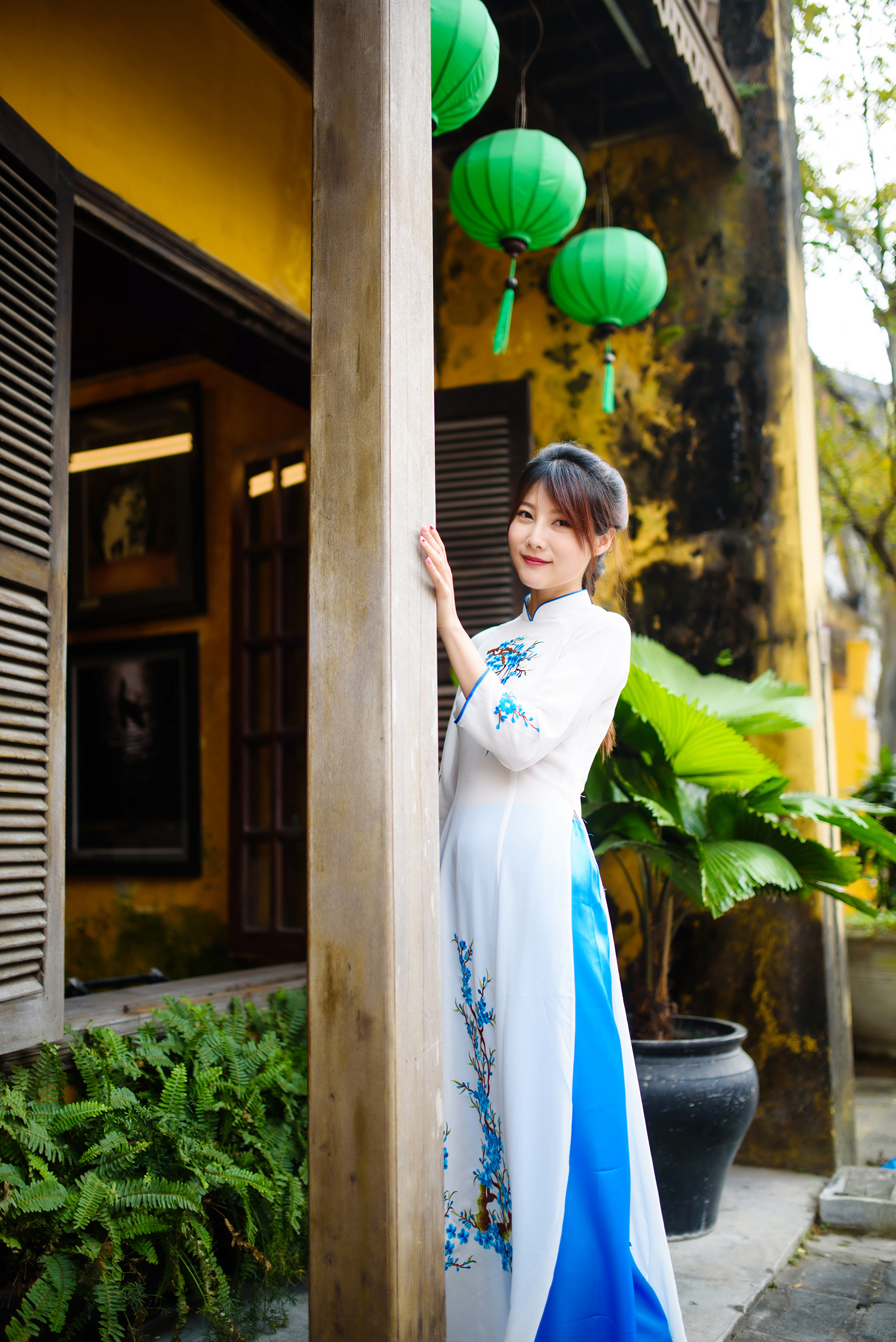 会安:灯火阑珊处穿着奥黛的女子