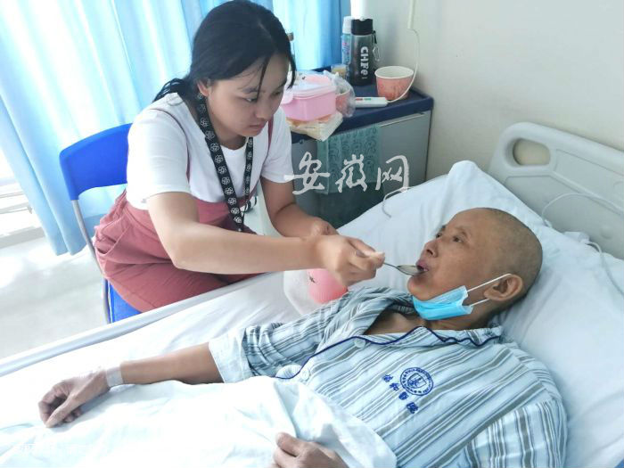 安庆宿松女孩高考前妈妈患血癌隐瞒病情：不上大学也要给妈治病