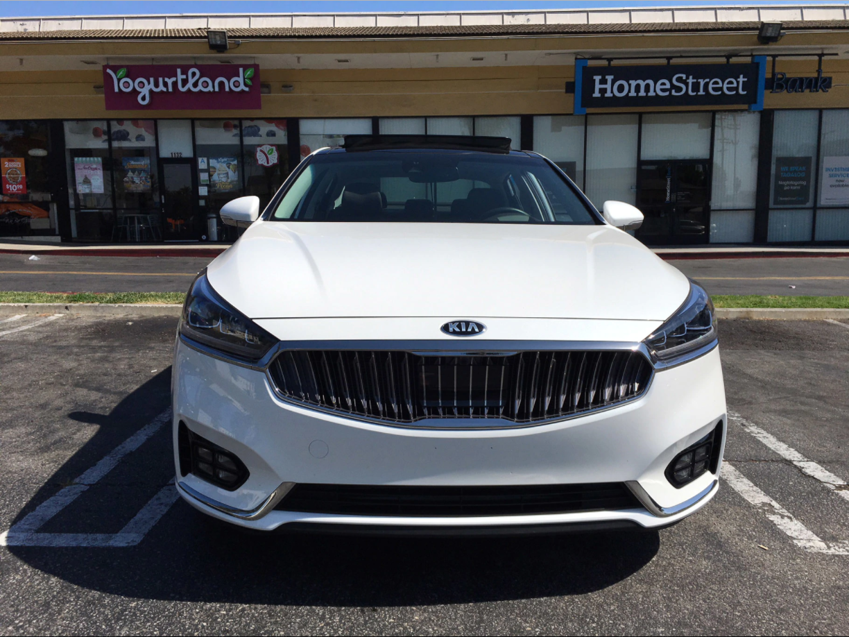 2018款起亚凯尊海外实拍,中级轿车真旗舰,k5只能排第二