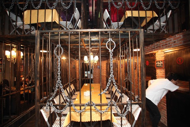 到了餐厅,你的服务生会把你的手腕铐在他的手腕上,然后把你带到牢房里