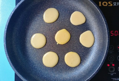 宝宝辅食健脾养胃小米饼，能提升宝宝食欲还能促进消化，可以试试