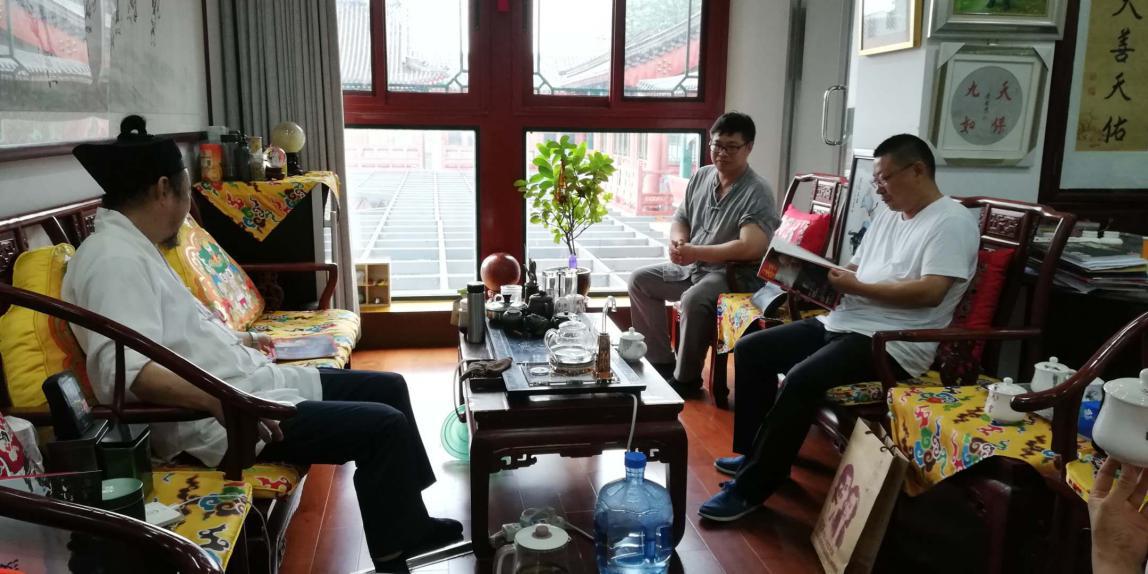 赤子杂志社总编一行到北京白云观拜访中国道教协会副会长黄信阳