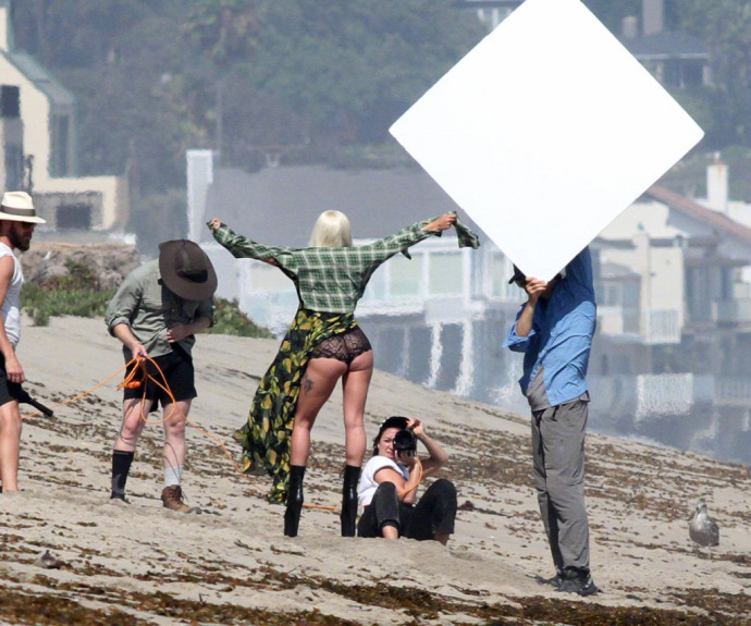 LadyGaga海滩上身真空拍摄大片，性感透视装翘臀秀不停！