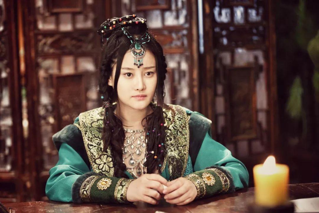 1994年,8岁的牛丽燕出演电视剧《梅兰芳》,自此开始演艺事业.