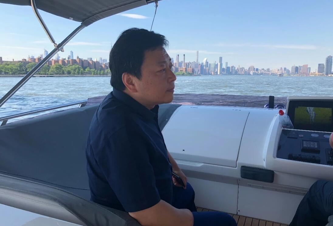 周立波开豪车藏枪毒，被捕后引发热议。