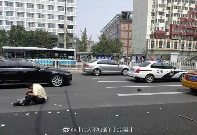 作死的哥钢管砸车，划伤车内孩子脸，车主将其撞飞