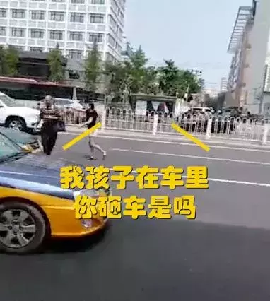 一言不合就动手！的哥持棍砸车，奥迪司机撞飞的哥！天热易浮躁，有话好好说