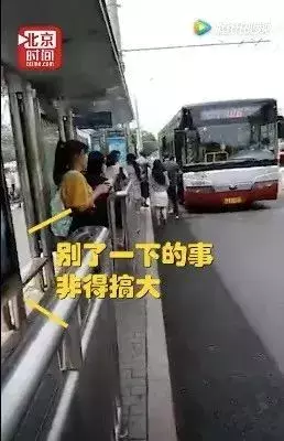 一言不合就动手！的哥持棍砸车，奥迪司机撞飞的哥！天热易浮躁，有话好好说