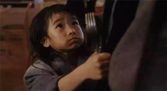 别看陈卓欣年纪小小,但真的是十足的演技派,1989年的时候就凭借和