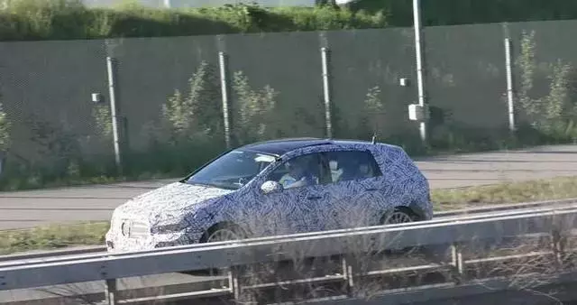 奔驰全新B级旅行车 搭载1.3T发动机，比宝马2休旅车来得舒适
