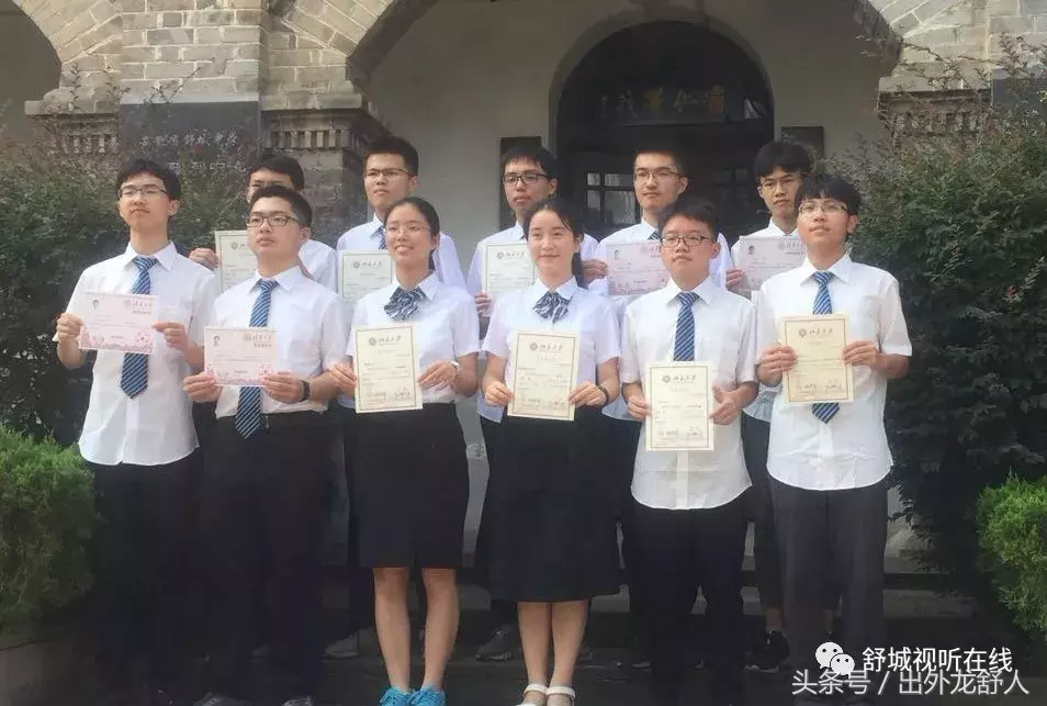 安徽舒城：舒城中学举行北京大学清华大学录取通知书集中发放仪式