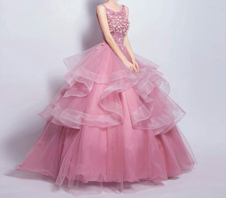 小洋装等,打破了当时女装保守古板的线条和款式,令蓬蓬裙一时被众人所