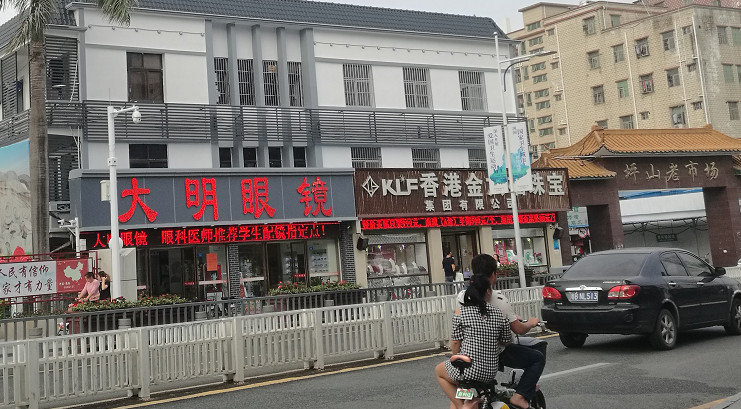 买眼镜去眼镜城还是连锁店？神秘客强势深入调查