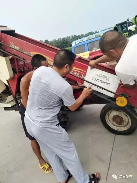 縣農(nóng)機(jī)局下鄉(xiāng)辦理農(nóng)機(jī)購置補(bǔ)貼暖民心