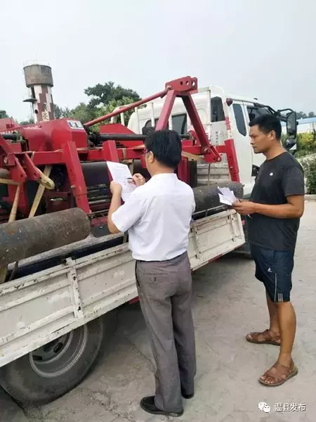 縣農(nóng)機(jī)局下鄉(xiāng)辦理農(nóng)機(jī)購置補(bǔ)貼暖民心