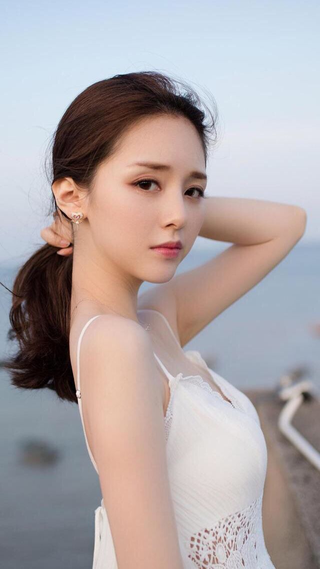 10句经典网易云热评：你不懂看你一眼就会笑的人有多么喜欢你！