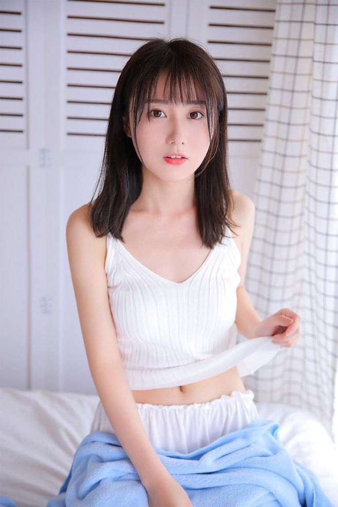 10句经典网易云热评：你不懂看你一眼就会笑的人有多么喜欢你！