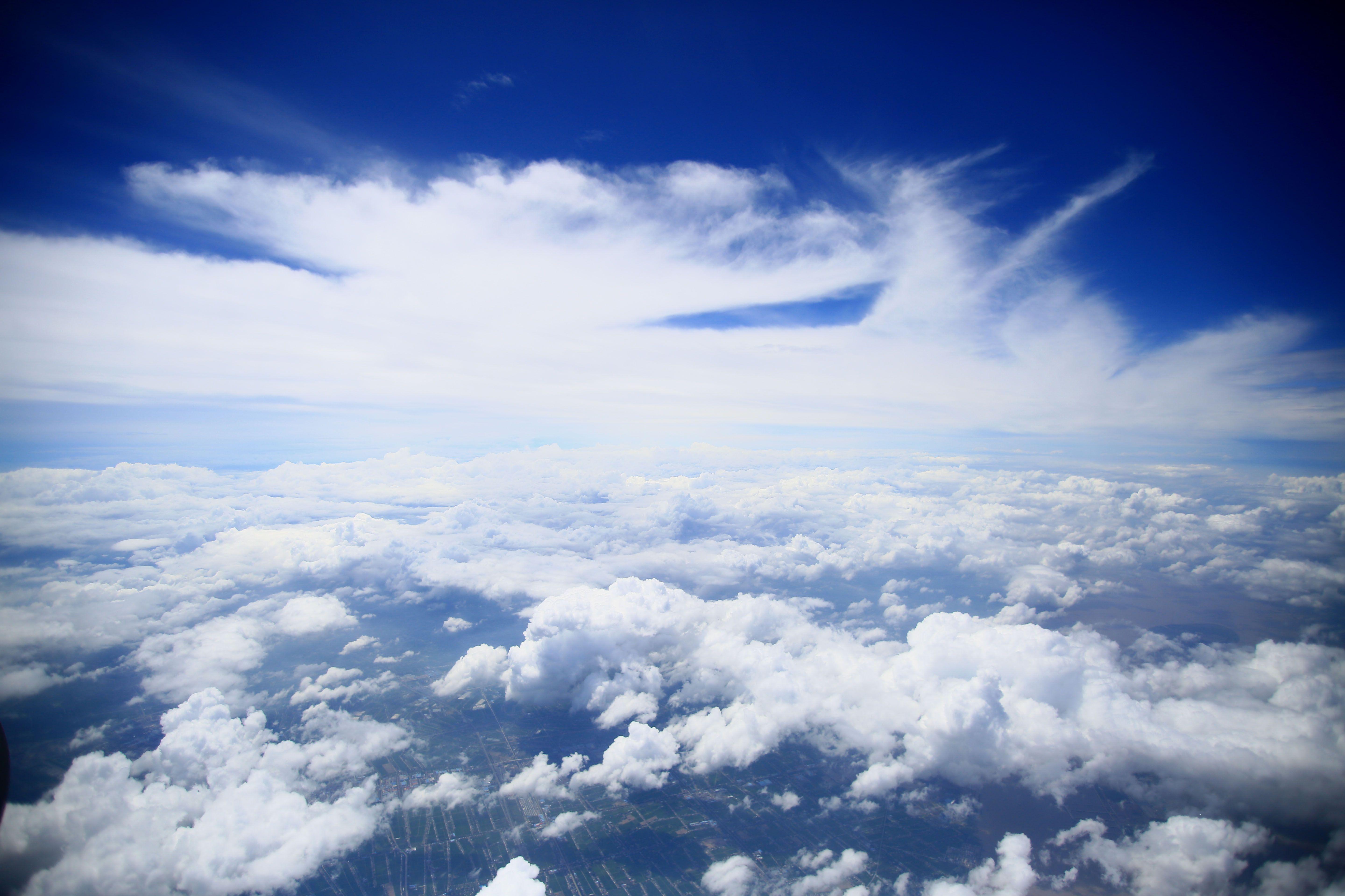 我们有理由相信，“云卷云舒”这一词句的出处是李白的这首唐诗