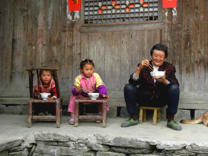 这句俗语的含义是,在农村,"娶了媳妇忘了娘"的比比皆是,儿子婚前,父母