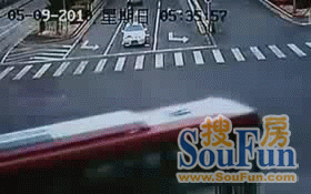 一批超震撼交通事故动图GIF