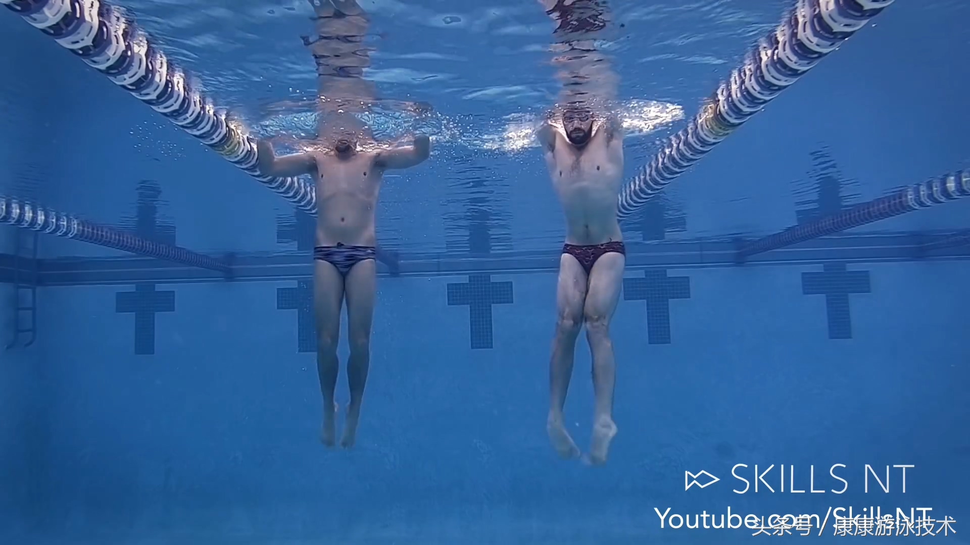 难度最高的踩水教程 双手举起踩水 同样帮助改善游泳打腿