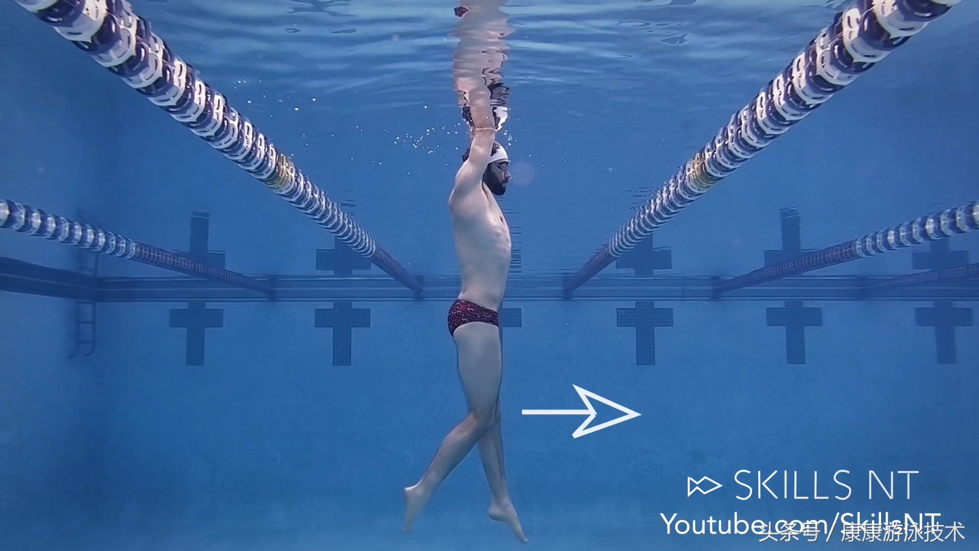 难度最高的踩水教程 双手举起踩水 同样帮助改善游泳打腿