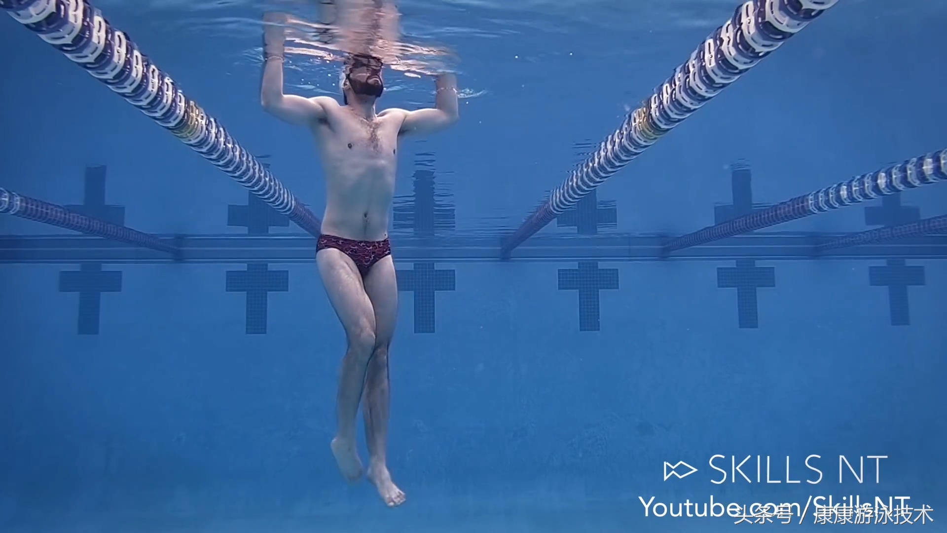 难度最高的踩水教程 双手举起踩水 同样帮助改善游泳打腿