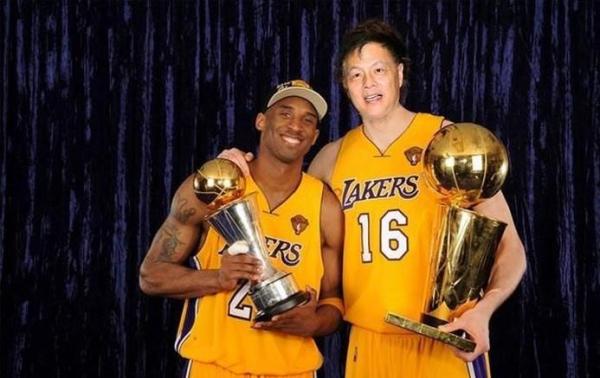 nba为什么叫球员姓氏(为何叫NBA球星都喊他们的姓，而科比喊的是名？)