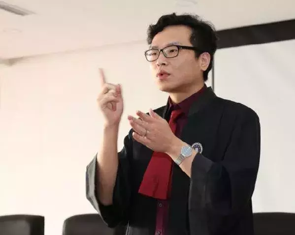 他用手语辩护 为无声者发声 他说：希望自己不再“唯一”