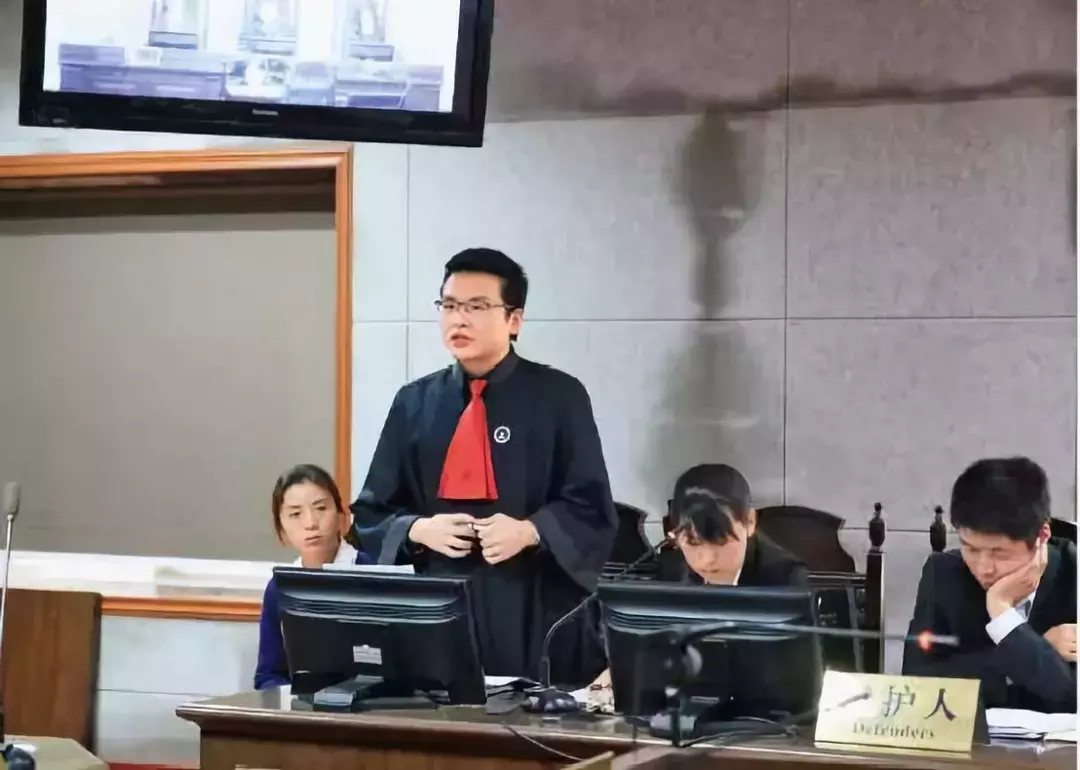 他用手语辩护 为无声者发声 他说：希望自己不再“唯一”