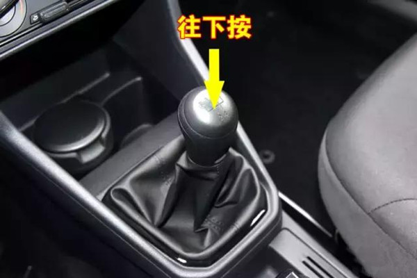 不懂得这6种倒挡方式，给你一辆车也不会开，看看都认识几个？