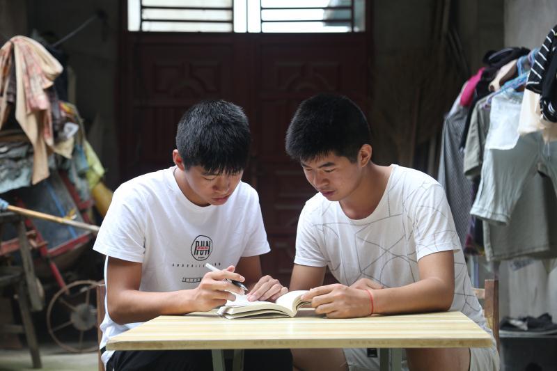 双胞胎兄弟同时考上大学 家境贫困盼圆梦