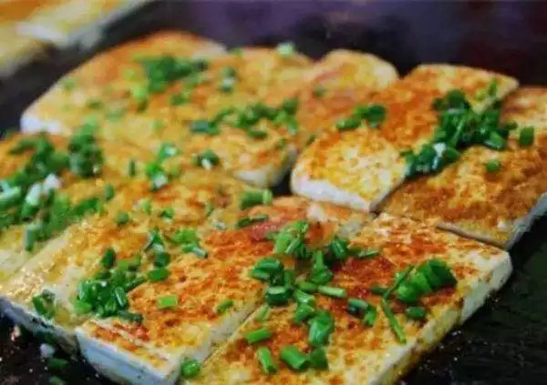 这些学校门口的小吃，以前只卖3-5元，大家排队抢着买！