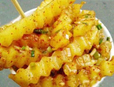 这些学校门口的小吃，以前只卖3-5元，大家排队抢着买！