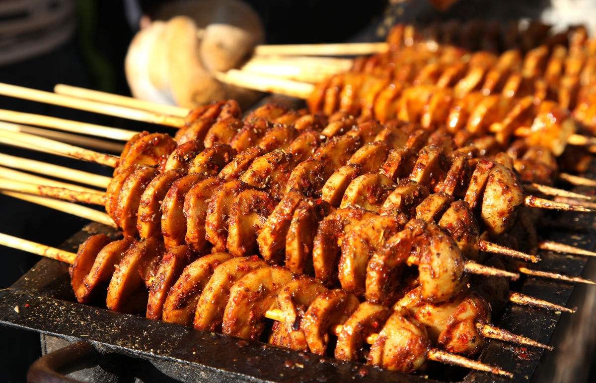 这些学校门口的小吃，以前只卖3-5元，大家排队抢着买！