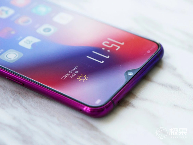 oppo r17前置摄像头使用了2500万的ai智慧美颜,并且支持自定义美颜