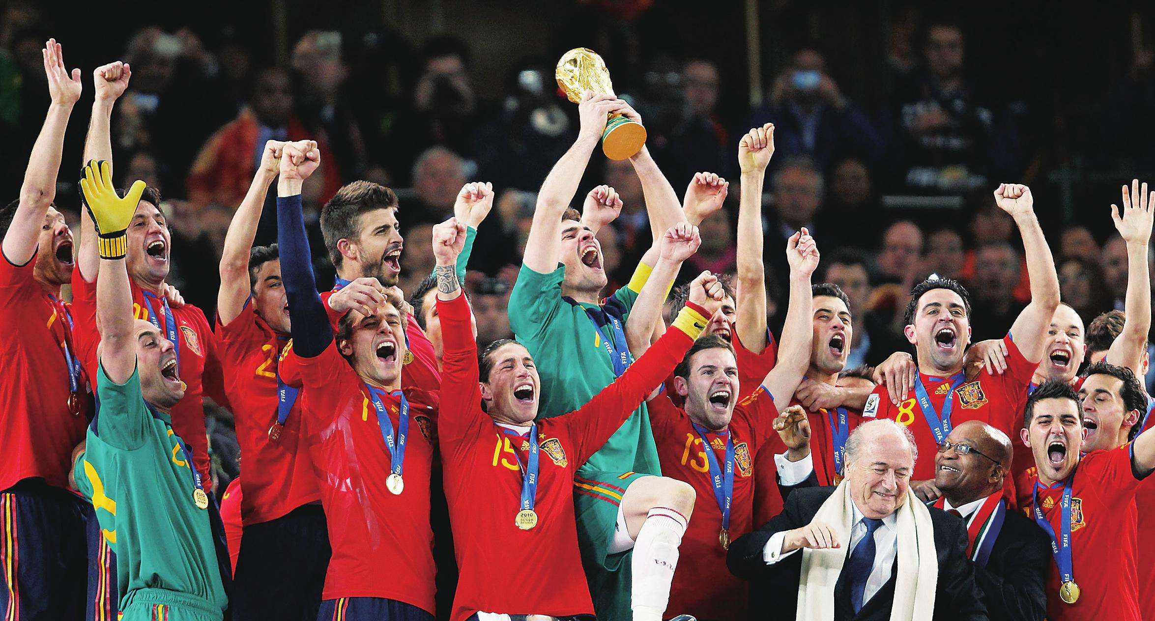 2010世界杯总决赛哪两队(时光荏苒！10年西班牙夺冠首发阵容如今仅剩下拉莫斯和布斯克茨)
