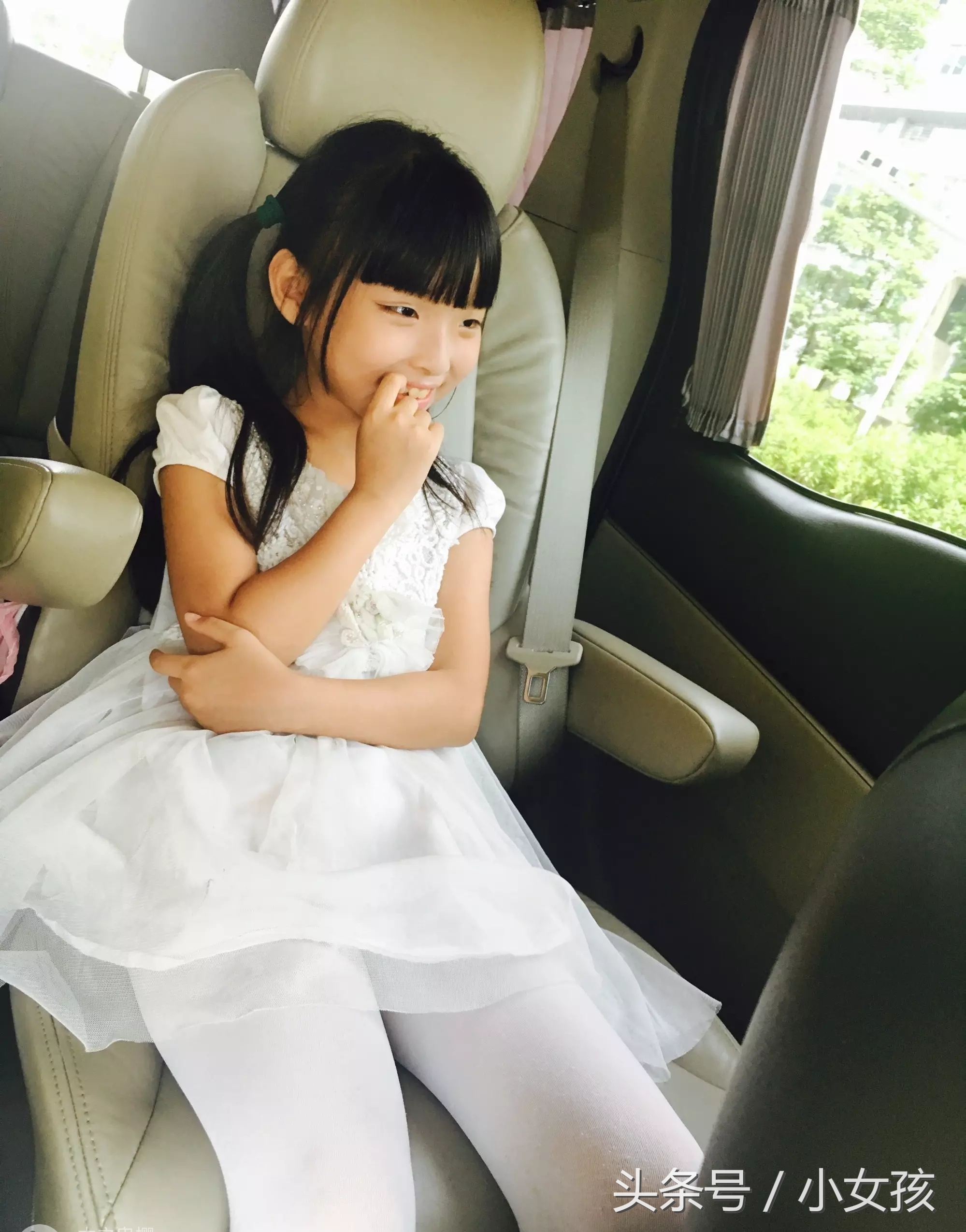 小女孩夏天穿白裤袜,难道不热吗?