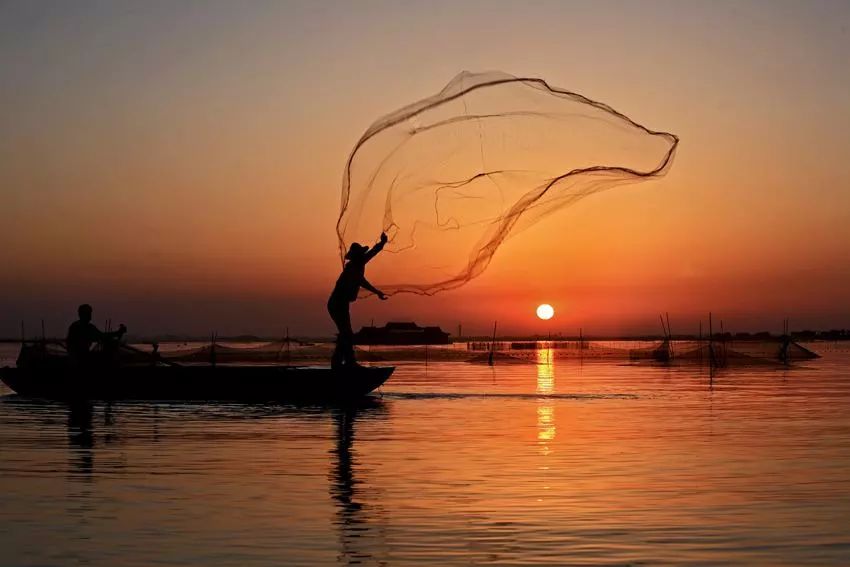 《桃花源记》为什么越看越觉得诡异可怕？三种解读，哪个才是陶渊明要讲的故事？