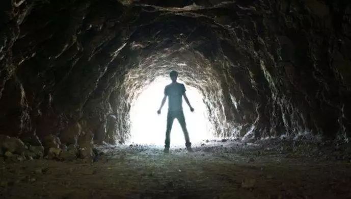 《桃花源记》为什么越看越觉得诡异可怕？三种解读，哪个才是陶渊明要讲的故事？