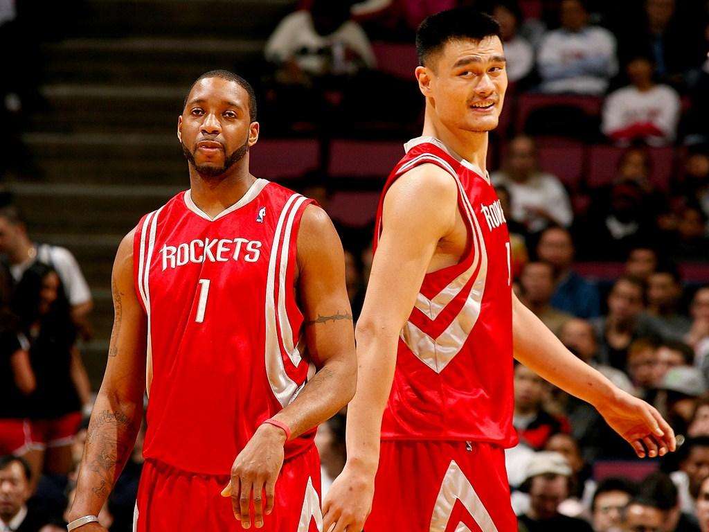 姚明在nba为什么人缘好(姚明能在NBA立足多亏科比这个细节，这就是科比成巨星的原因)