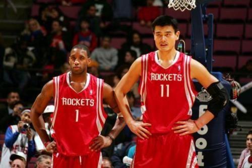 姚明在nba为什么人缘好(姚明能在NBA立足多亏科比这个细节，这就是科比成巨星的原因)